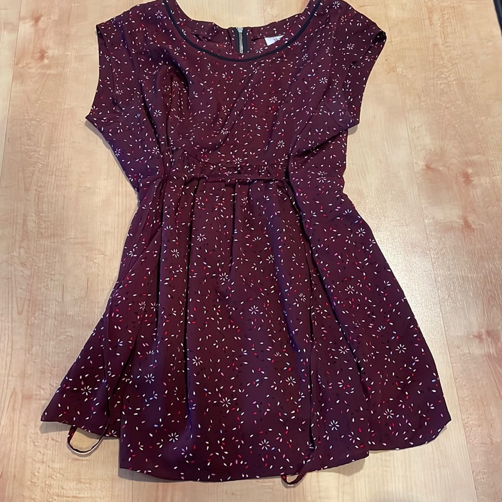 Like new motherhood blouse! So flattering with the tie around back. Size medium.